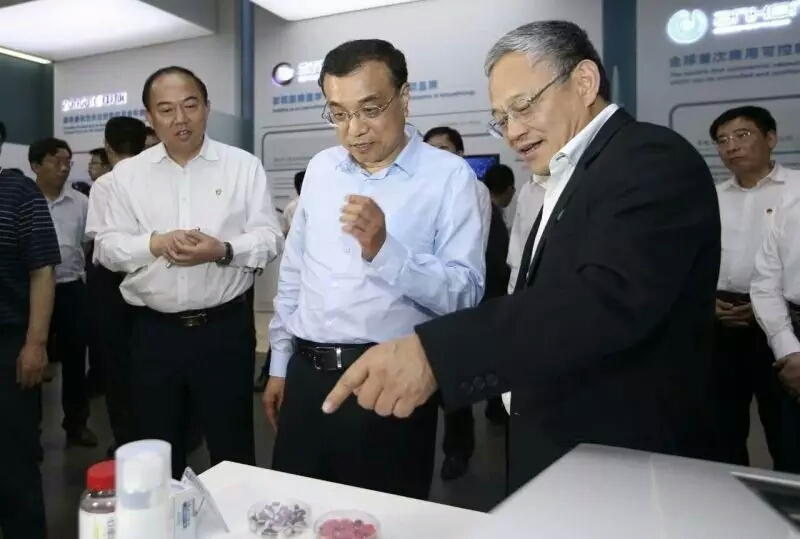國務院總理李克強考察光谷展示中心1.jpg